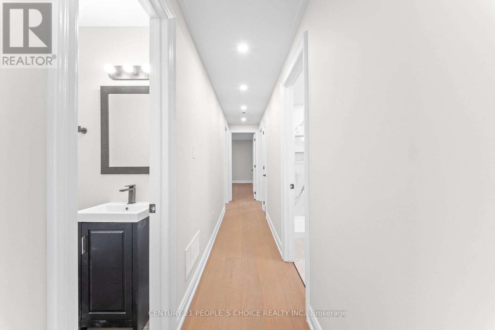 111 Verobeach Boulevard, Toronto, Ontario  M9M 1P8 - Photo 24 - W12995618