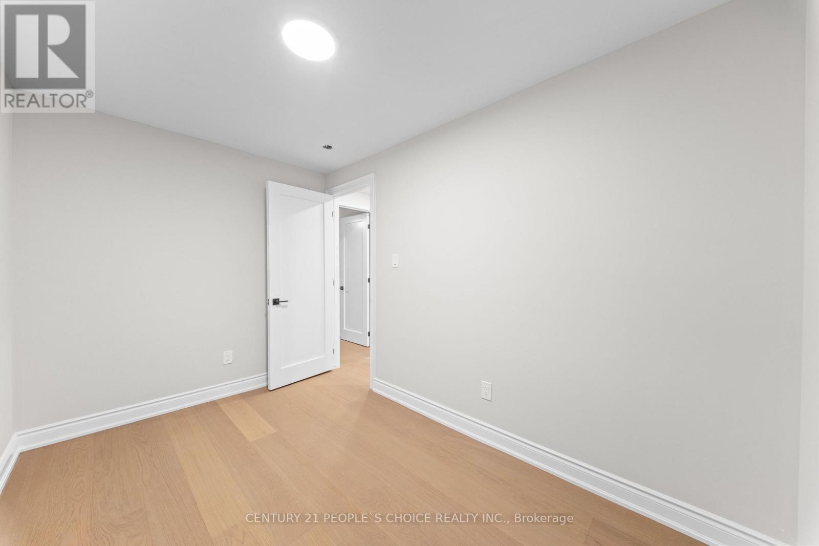 111 Verobeach Boulevard, Toronto, Ontario  M9M 1P8 - Photo 27 - W12995618