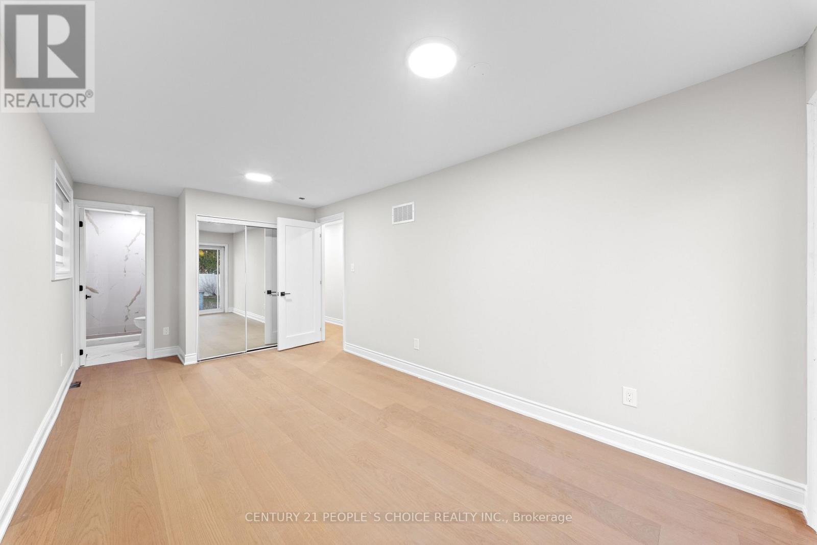 111 Verobeach Boulevard, Toronto, Ontario  M9M 1P8 - Photo 32 - W12995618