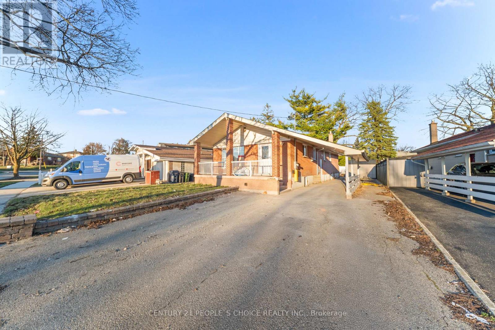 111 Verobeach Boulevard, Toronto, Ontario  M9M 1P8 - Photo 4 - W12995618