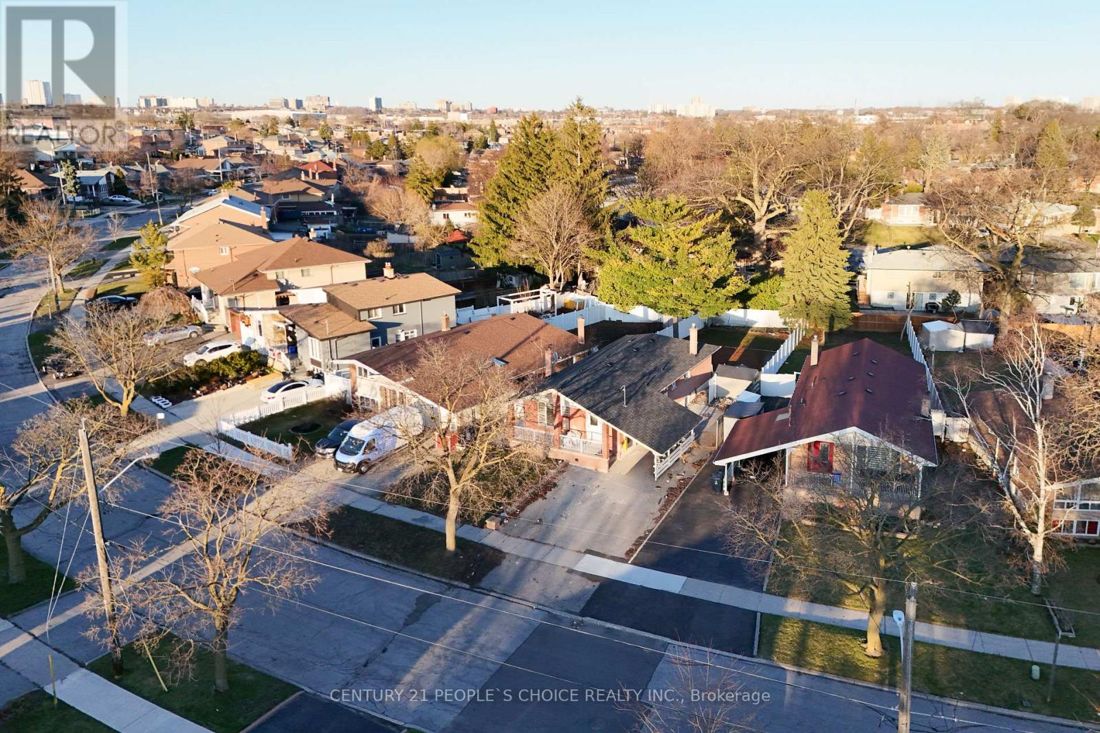 111 Verobeach Boulevard, Toronto, Ontario  M9M 1P8 - Photo 5 - W12995618