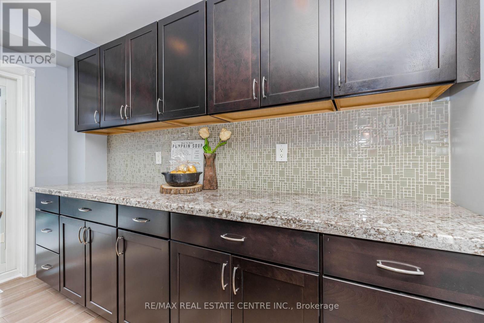 60 Native Landing, Brampton, Ontario  L6X 5B1 - Photo 13 - W12995632