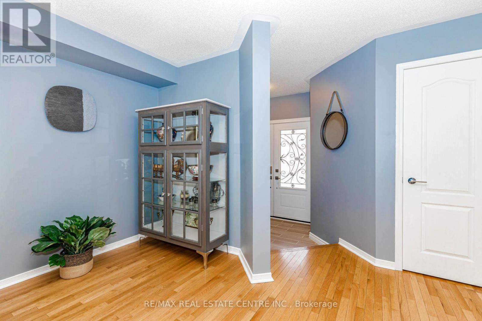 60 Native Landing, Brampton, Ontario  L6X 5B1 - Photo 5 - W12995632