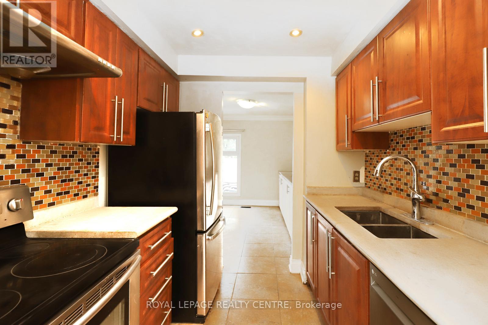 16 - 1021 Cedarglen Gate, Mississauga, Ontario  L5C 3A7 - Photo 12 - W12995674