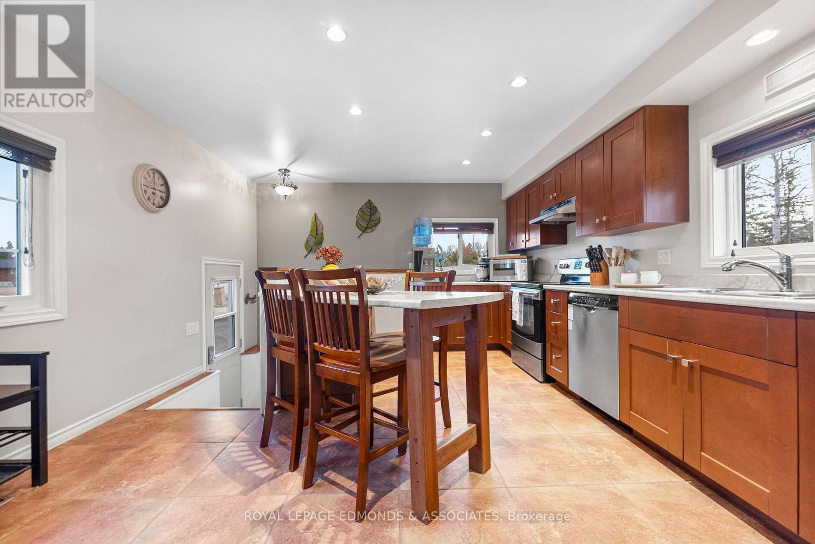 11753 Round Lake Road, Laurentian Valley, Ontario K8A 0K9 - Photo 13 - X12995848