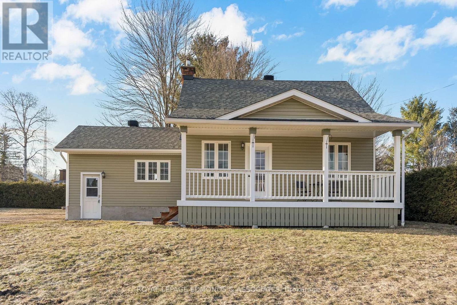 11753 Round Lake Road, Laurentian Valley, Ontario K8A 0K9 - Photo 2 - X12995848