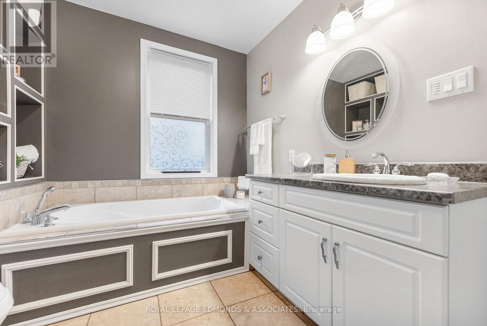 11753 Round Lake Road, Laurentian Valley, Ontario K8A 0K9 - Photo 21 - X12995848