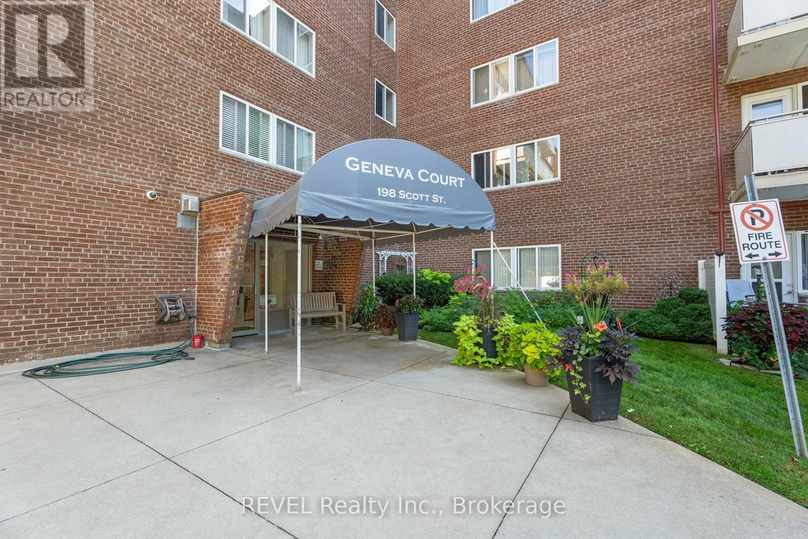 304 - 198 Scott Street, St. Catharines, Ontario L2N 5T3 - Photo 2 - X12995836