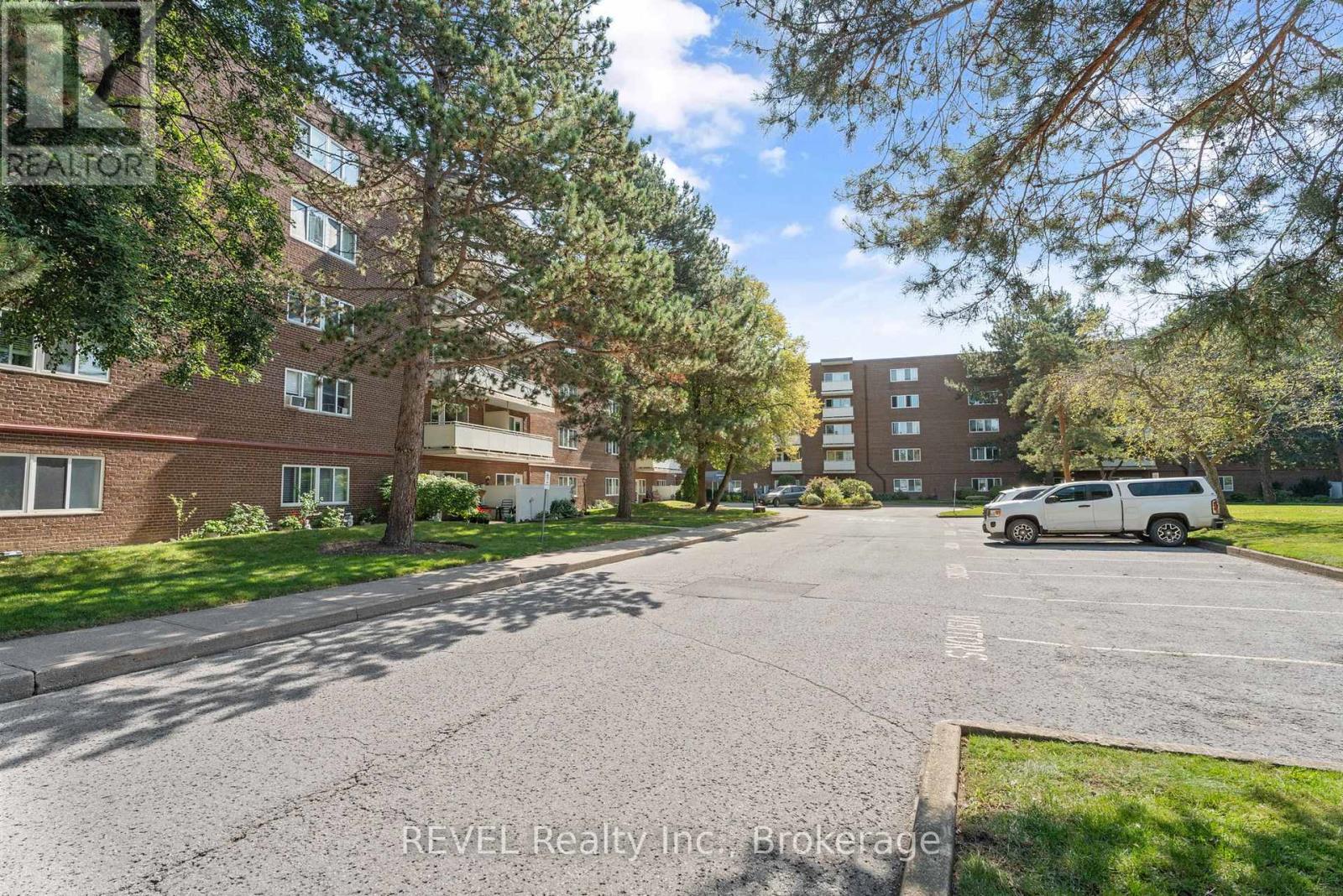 304 - 198 Scott Street, St. Catharines, Ontario L2N 5T3 - Photo 4 - X12995836