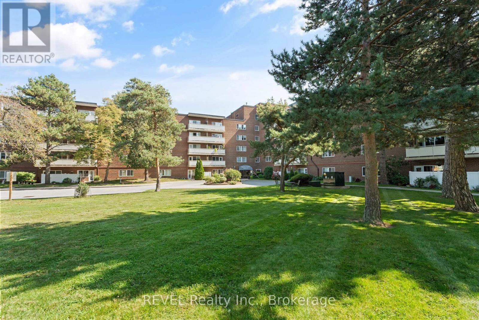 304 - 198 Scott Street, St. Catharines, Ontario L2N 5T3 - Photo 5 - X12995836