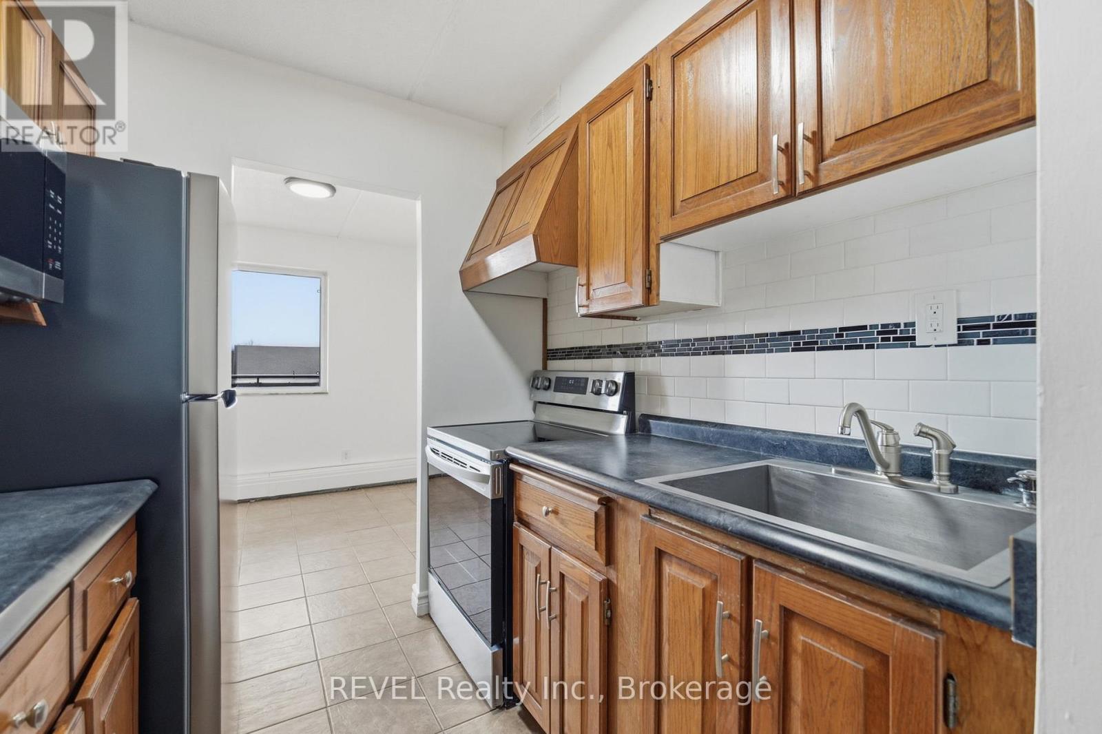 304 - 198 Scott Street, St. Catharines, Ontario L2N 5T3 - Photo 9 - X12995836