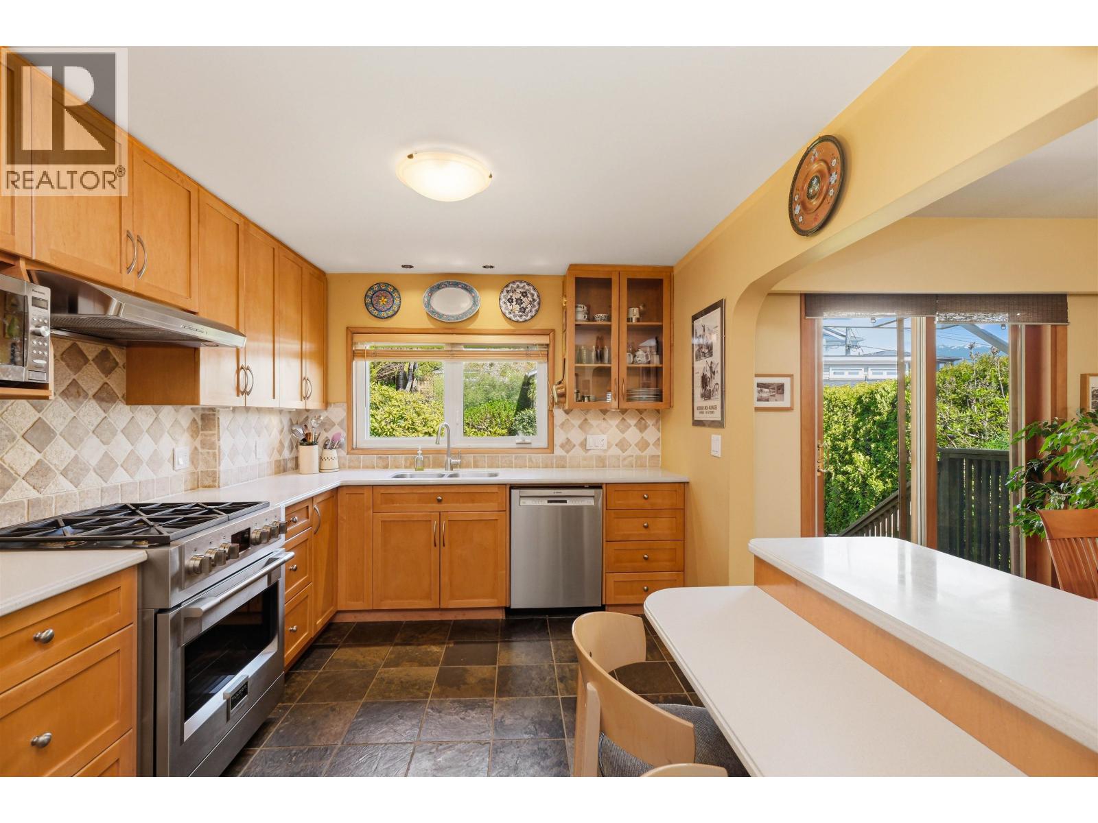 818 E 6th Street, North Vancouver, British Columbia  V7L 1R7 - Photo 10 - R3111072