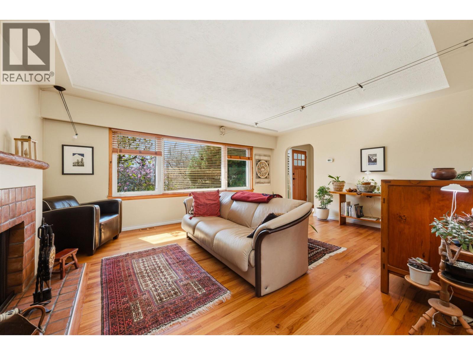 818 E 6th Street, North Vancouver, British Columbia  V7L 1R7 - Photo 2 - R3111072