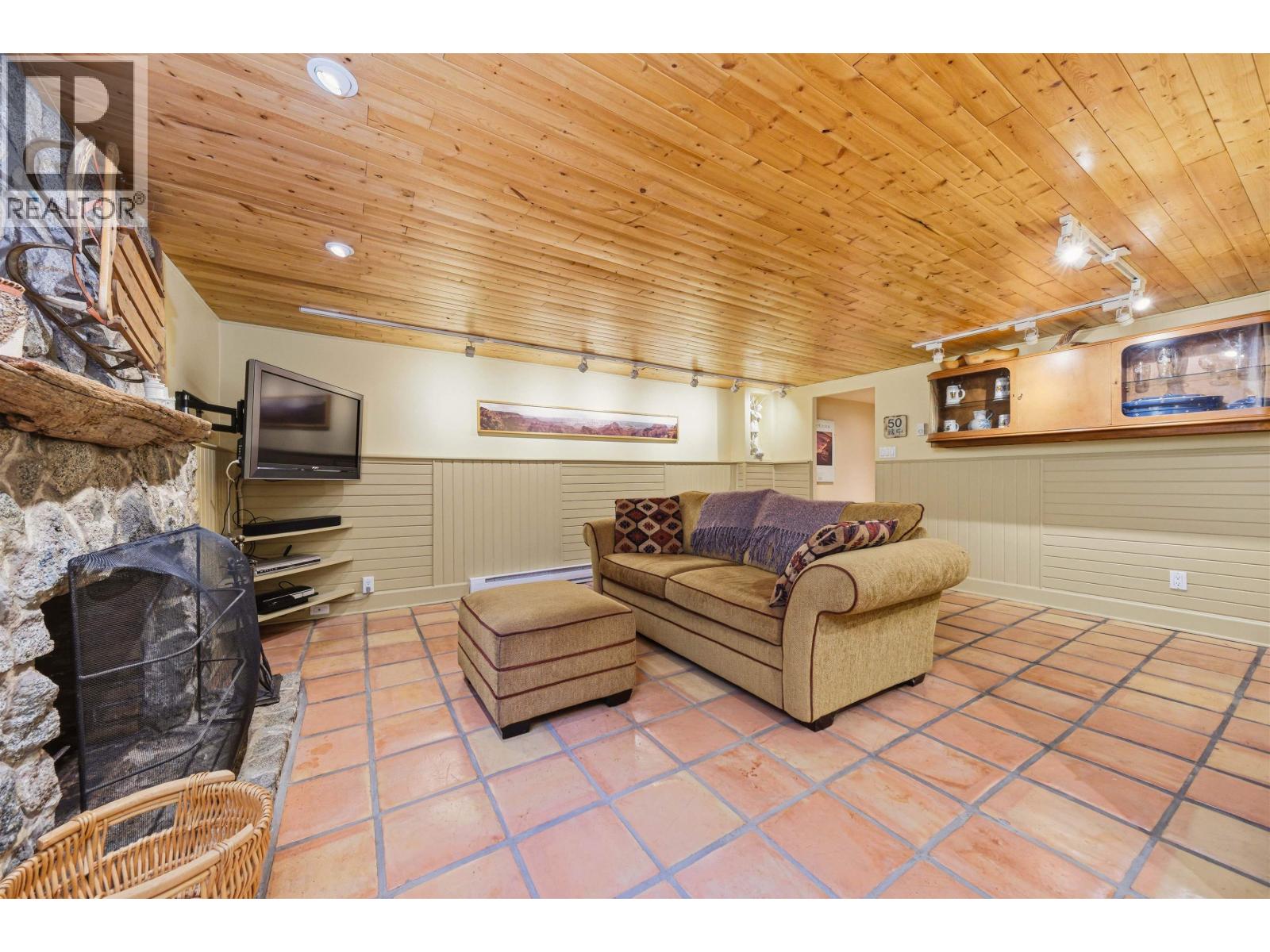 818 E 6th Street, North Vancouver, British Columbia  V7L 1R7 - Photo 24 - R3111072