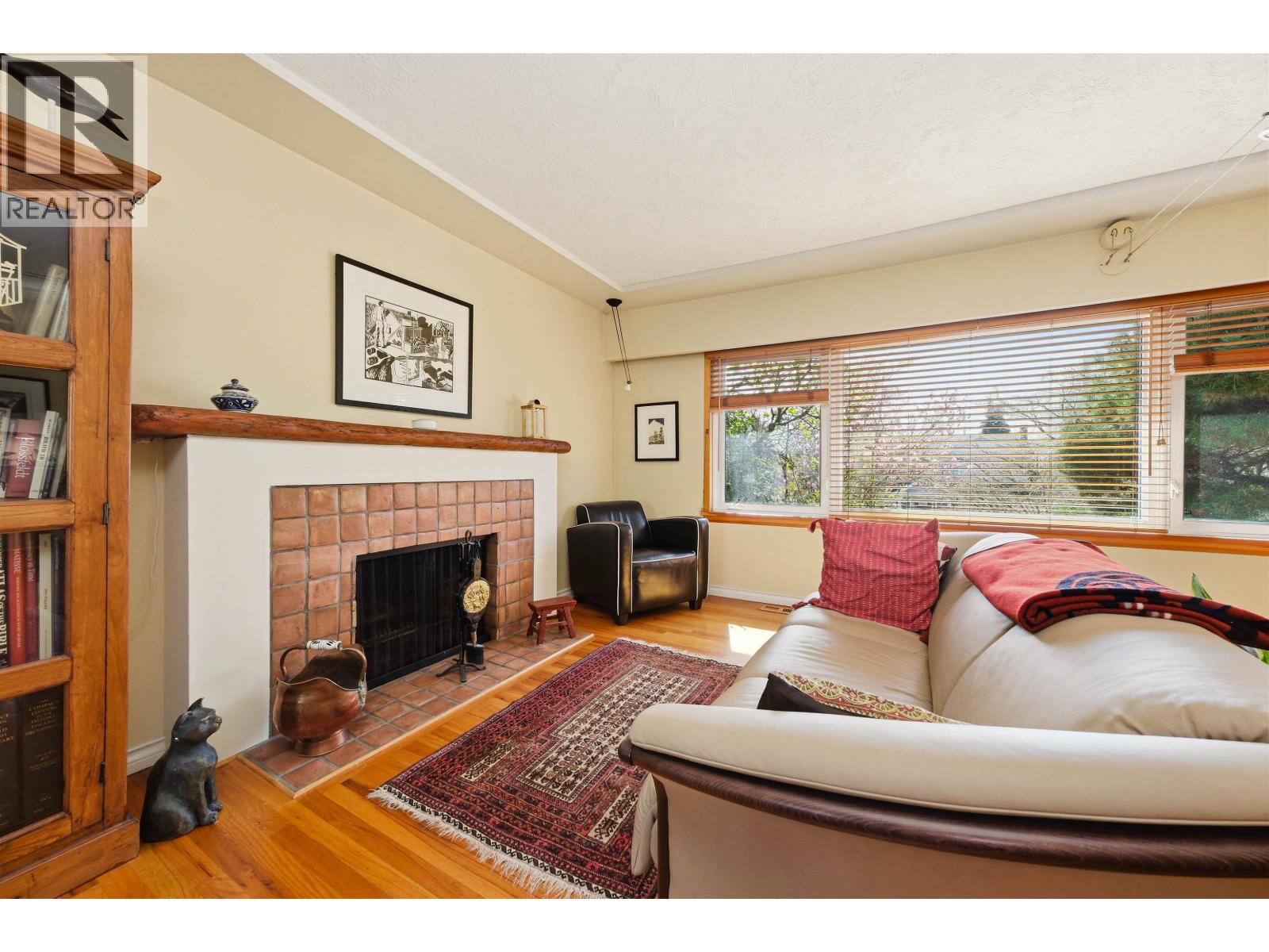 818 E 6th Street, North Vancouver, British Columbia  V7L 1R7 - Photo 3 - R3111072