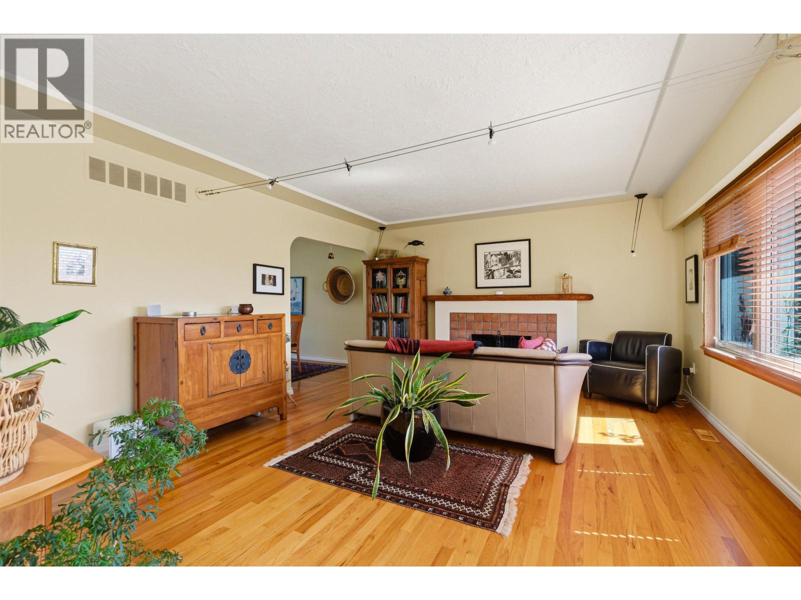 818 E 6th Street, North Vancouver, British Columbia  V7L 1R7 - Photo 5 - R3111072