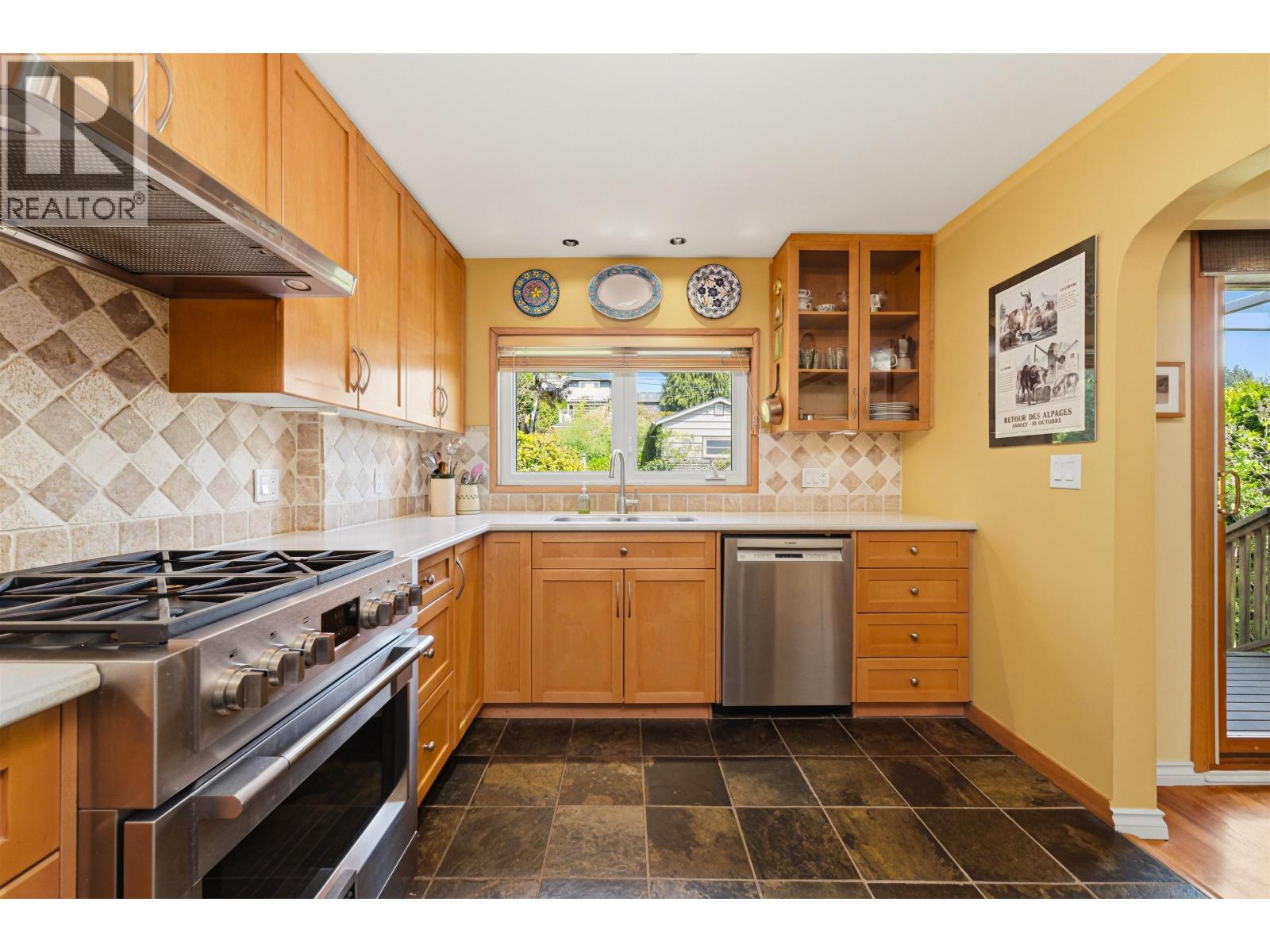 818 E 6th Street, North Vancouver, British Columbia  V7L 1R7 - Photo 9 - R3111072