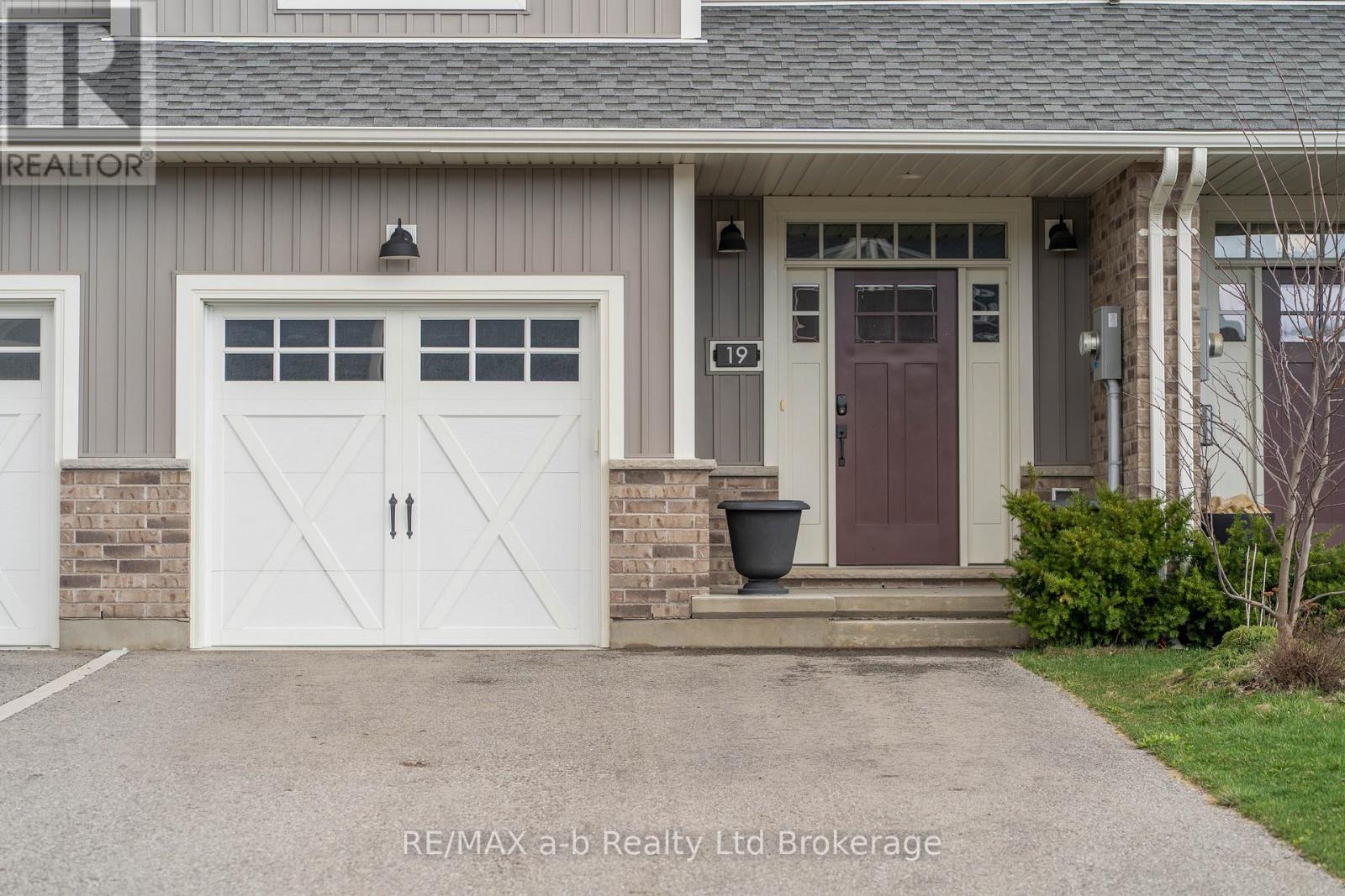 19 Huntley Avenue, Tillsonburg, Ontario  N4G 0J3 - Photo 2 - X12995876