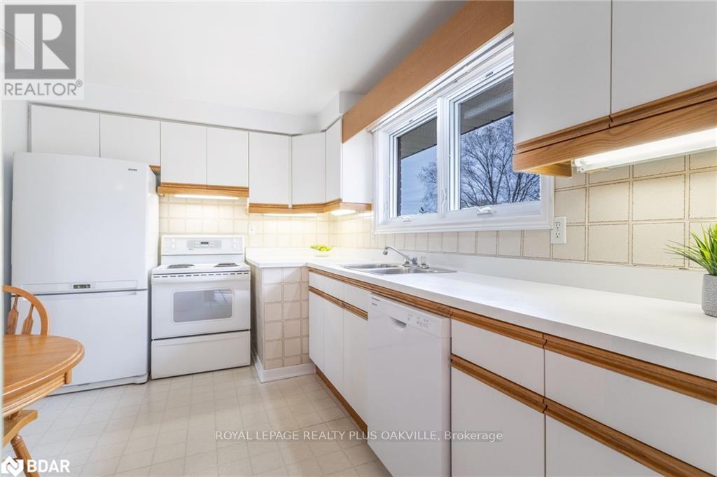 2030 Vickery Drive, Oakville, Ontario  L6L 2J1 - Photo 31 - W12995352