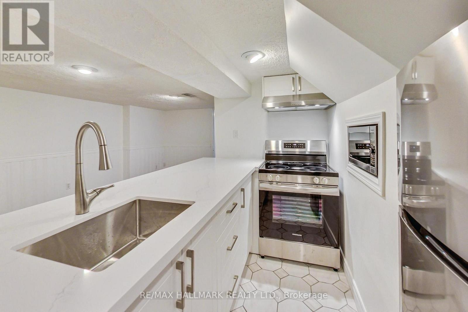 40 Tiago Avenue, Toronto, Ontario  M4B 2A1 - Photo 5 - E12995844