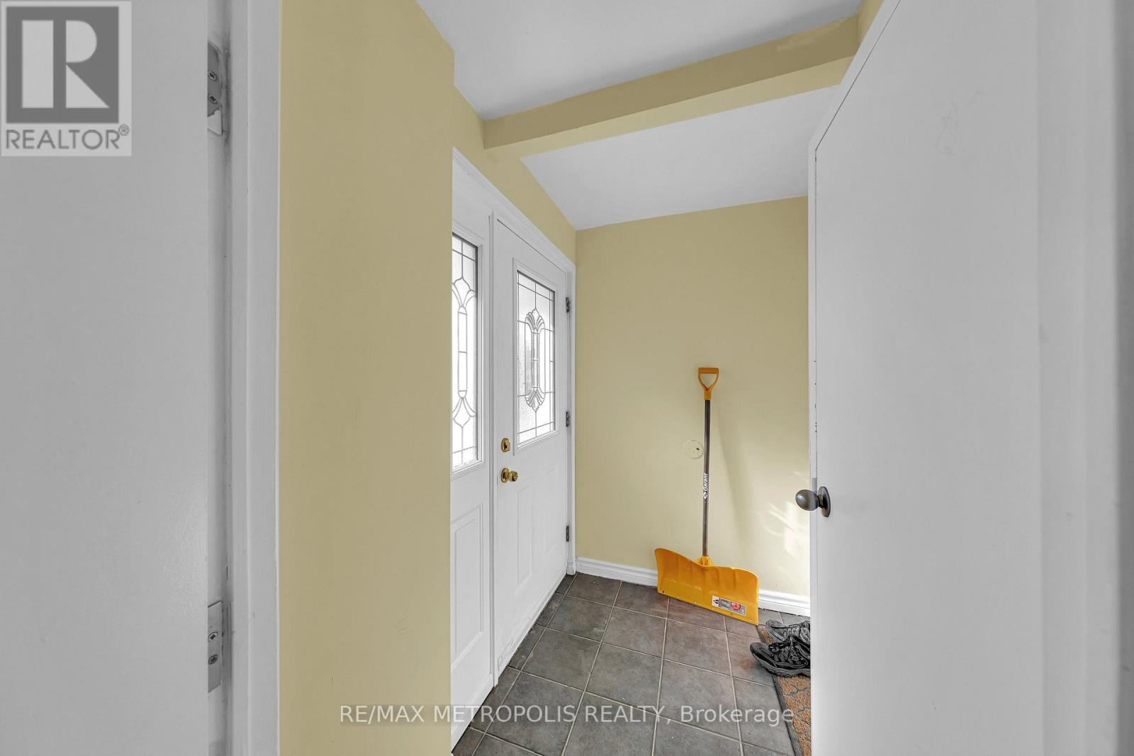 Main - 41 Tormore Drive, Richmond Hill, Ontario  L4C 3N3 - Photo 4 - N12995808