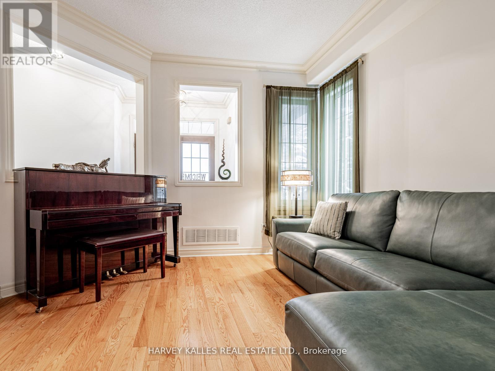 12 Barberry Crescent, Richmond Hill, Ontario  L4E 4S5 - Photo 6 - N12995880