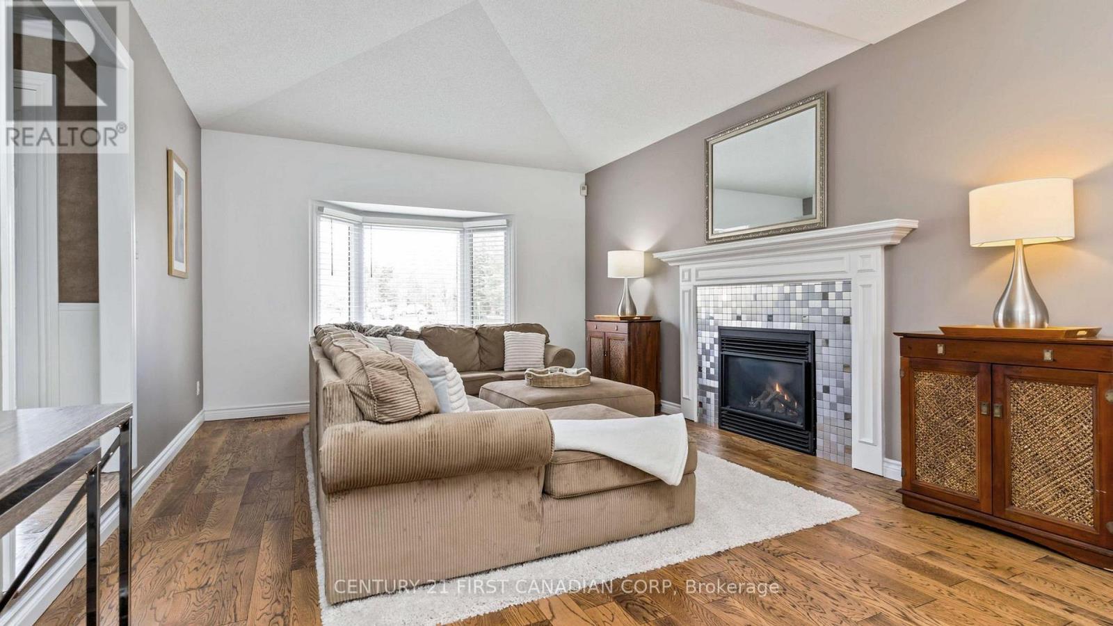 135 Ambleside Drive, London North, Ontario  N6G 4P8 - Photo 5 - X12996298