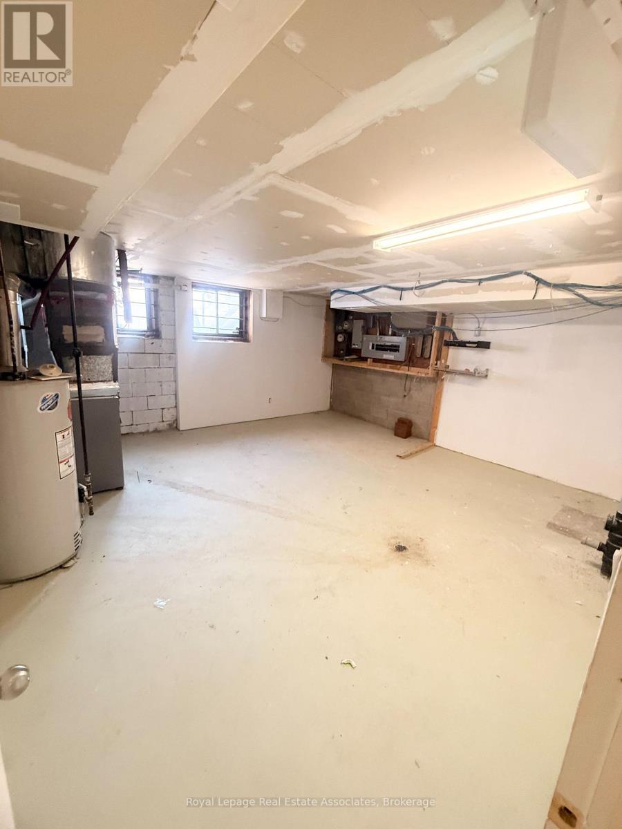 329 Lakeshore Road E, Mississauga, Ontario  L5G 1H3 - Photo 9 - W12995802