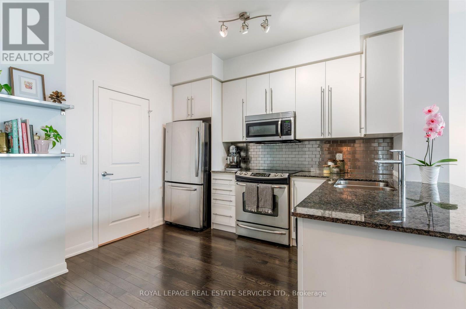 Ph101 - 215 Sherway Gardens Road, Toronto, Ontario  M9C 0A4 - Photo 4 - W12995854