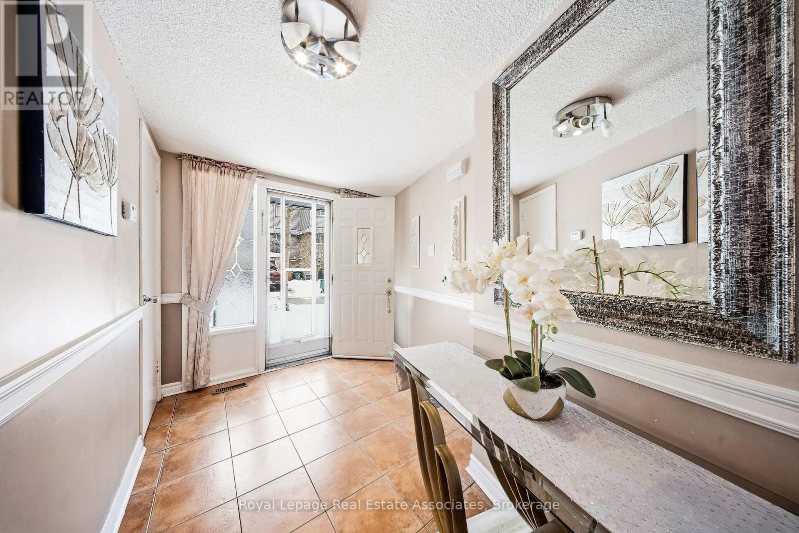 111 - 2315 Bromsgrove Road, Mississauga, Ontario  L5J 4A6 - Photo 4 - W12995866