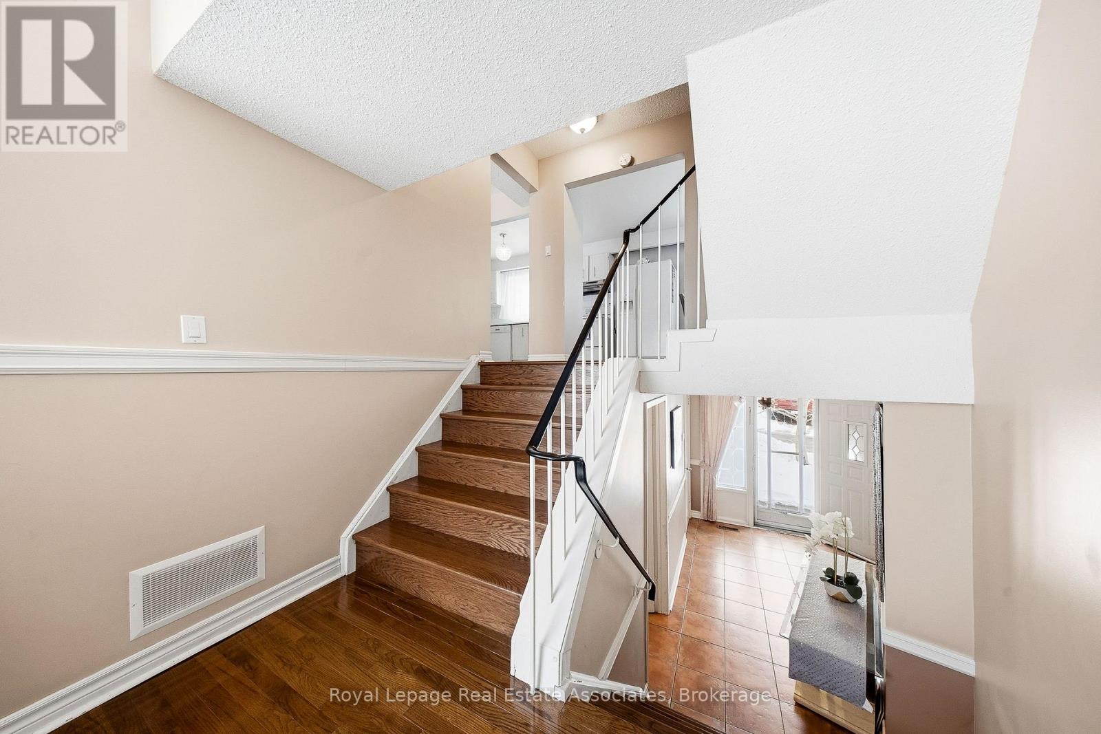 111 - 2315 Bromsgrove Road, Mississauga, Ontario  L5J 4A6 - Photo 5 - W12995866