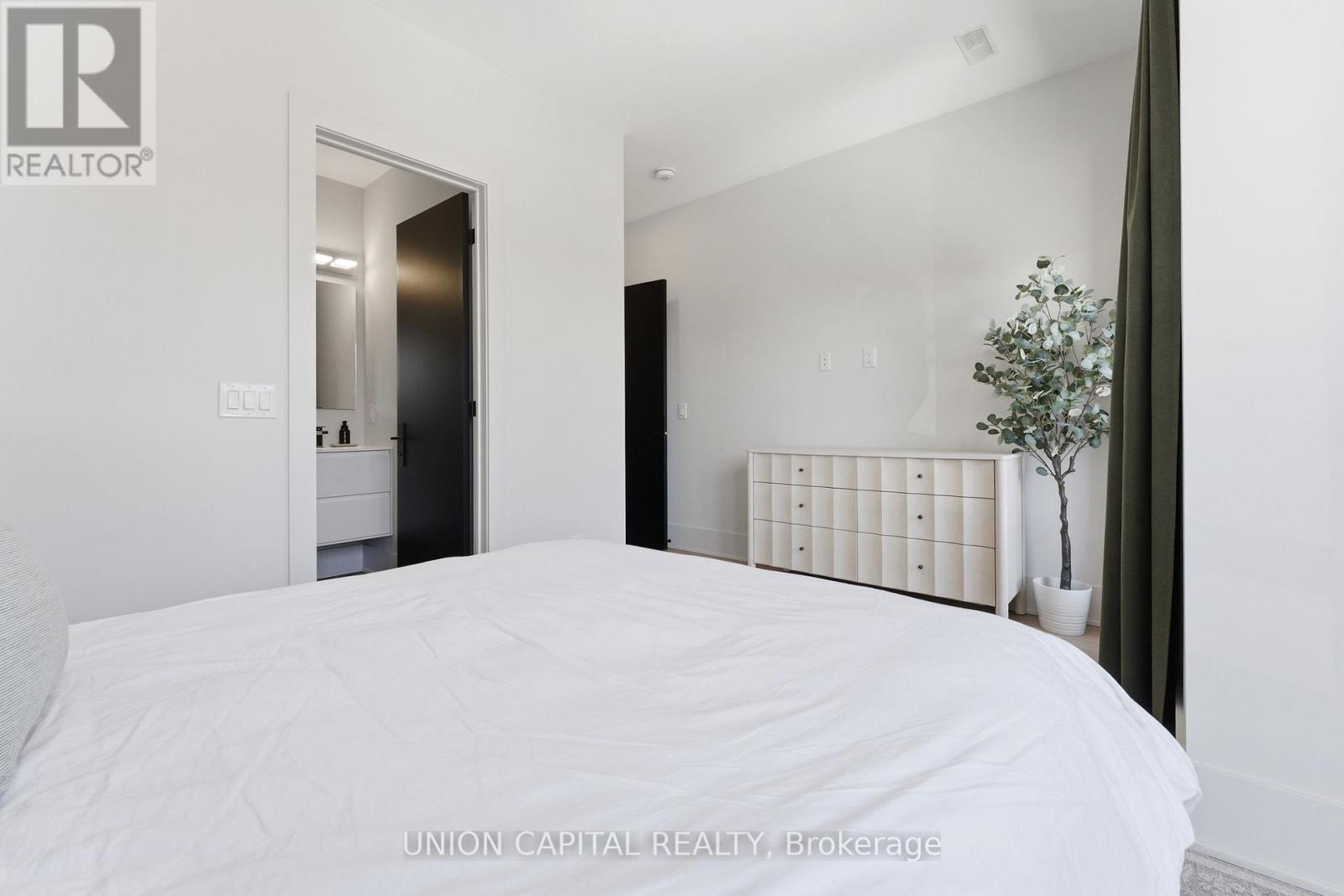 544b Beresford Avenue, Toronto, Ontario  M6S 3C3 - Photo 19 - W12995934