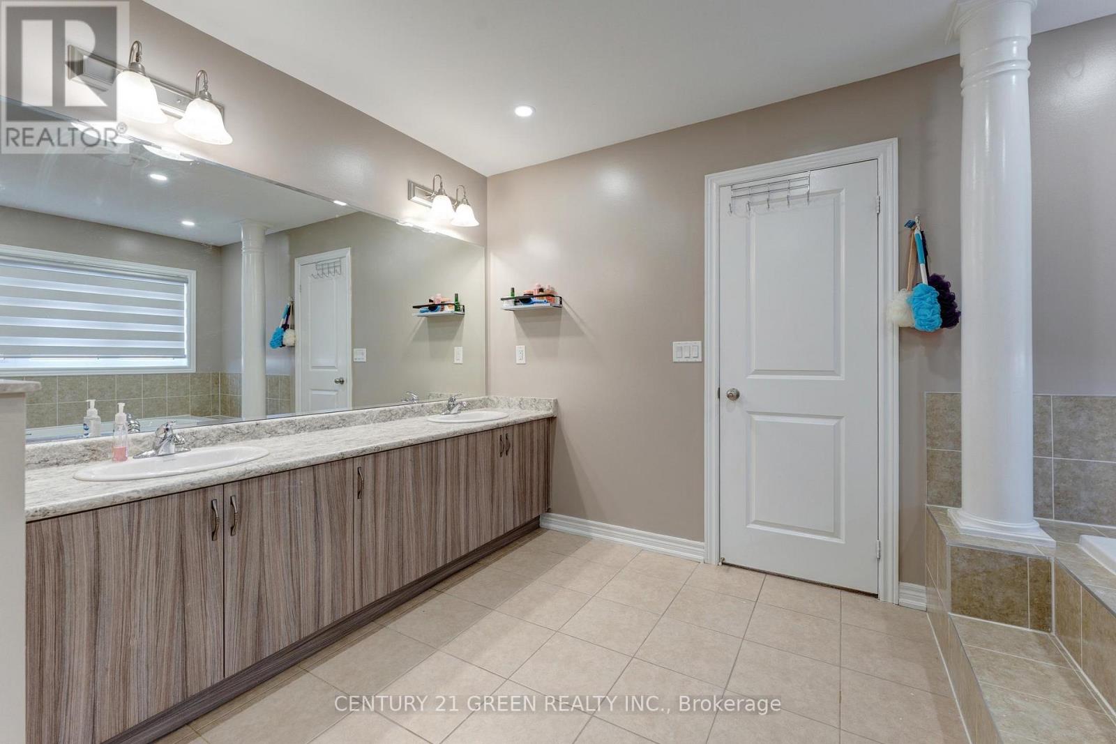 15 Hoxton Road, Brampton (Northwest Brampton), Ontario  L7A 0B6 - Photo 25 - W12995956