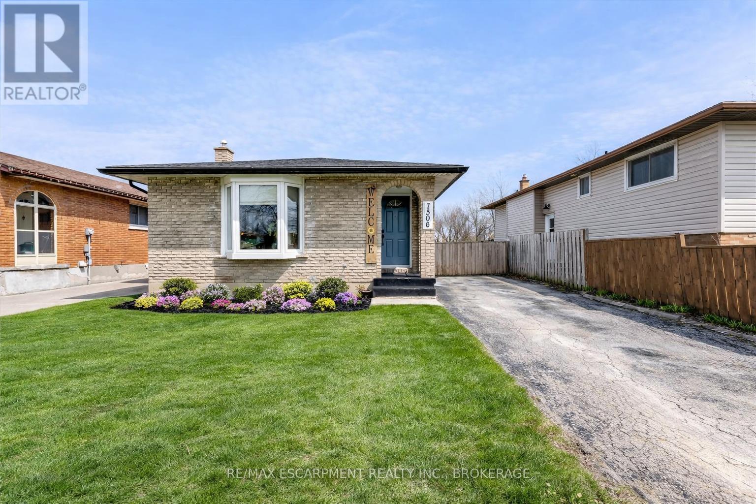 7506 Jubilee Drive, Niagara Falls, Ontario  L2G 7J5 - Photo 2 - X12995546