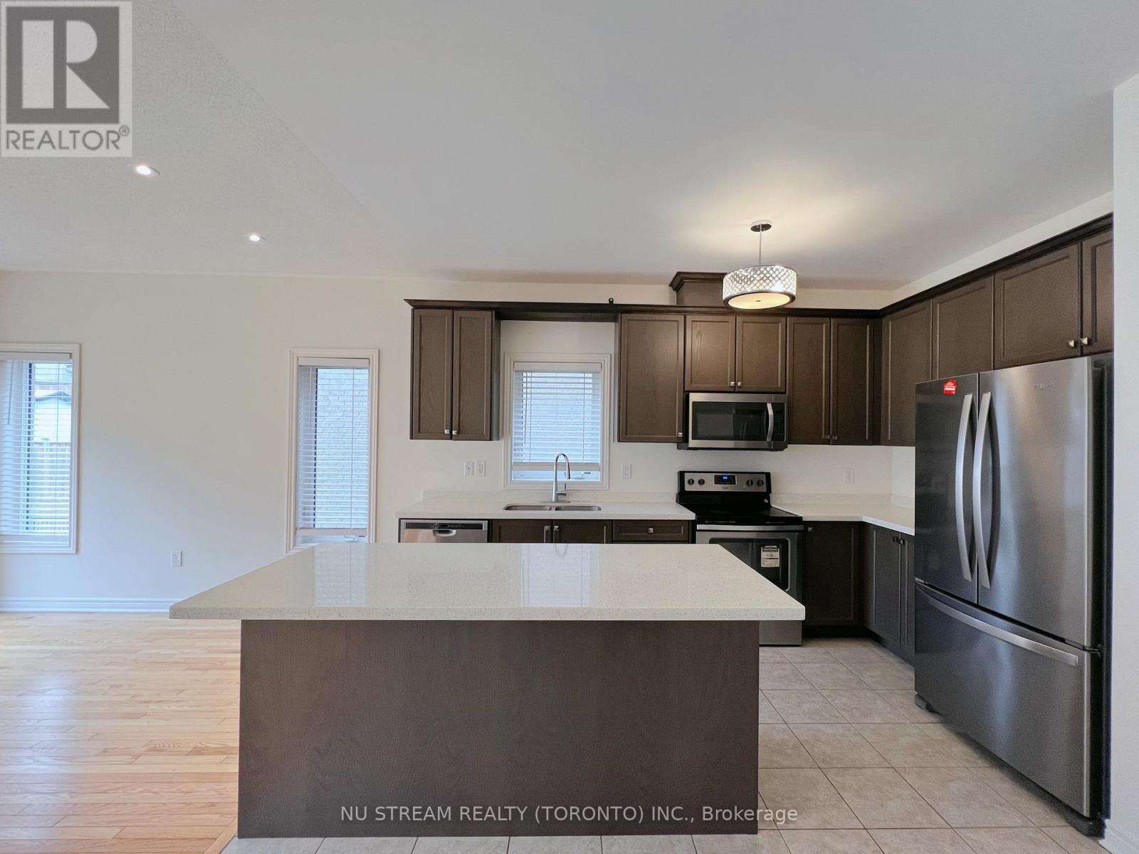 37 Kavanagh Avenue, East Gwillimbury (Sharon), Ontario  L9N 0P6 - Photo 11 - N12995504