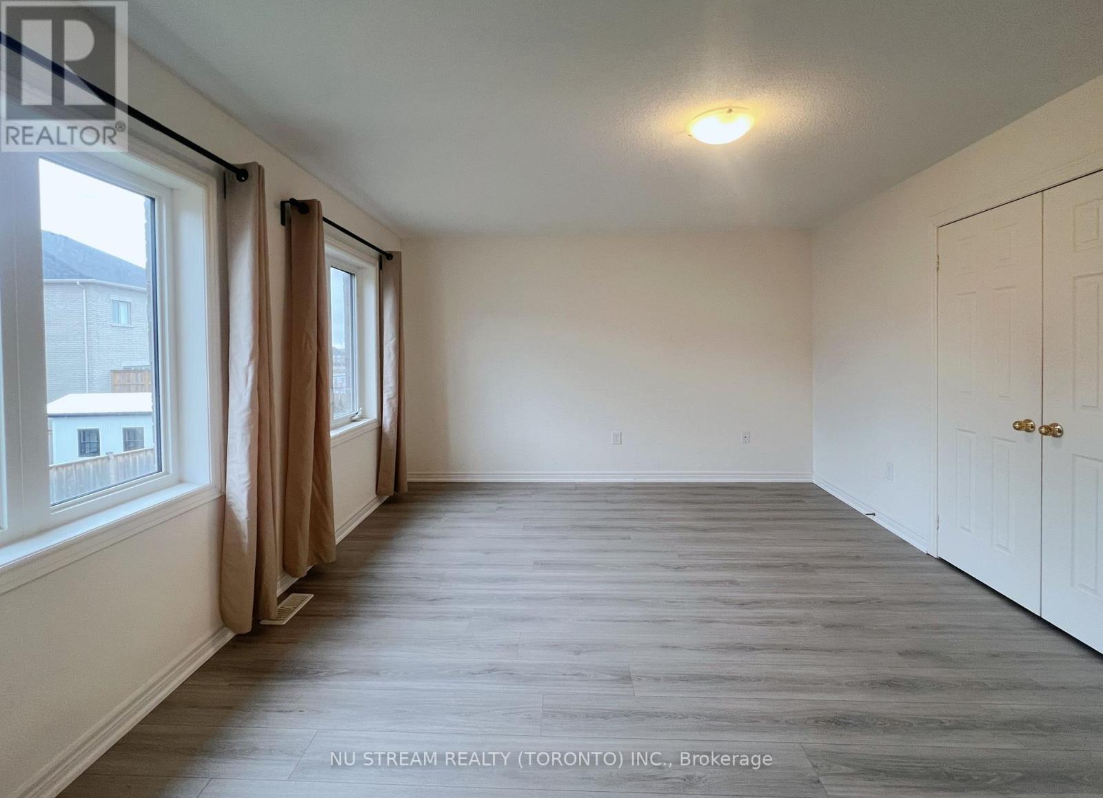 37 Kavanagh Avenue, East Gwillimbury (Sharon), Ontario  L9N 0P6 - Photo 3 - N12995504