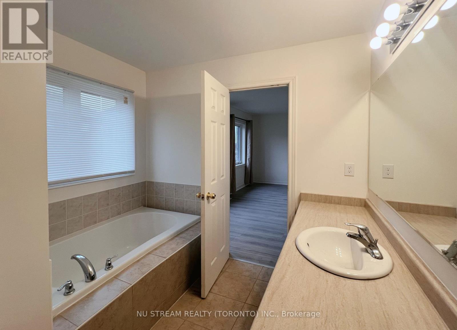 37 Kavanagh Avenue, East Gwillimbury (Sharon), Ontario  L9N 0P6 - Photo 4 - N12995504