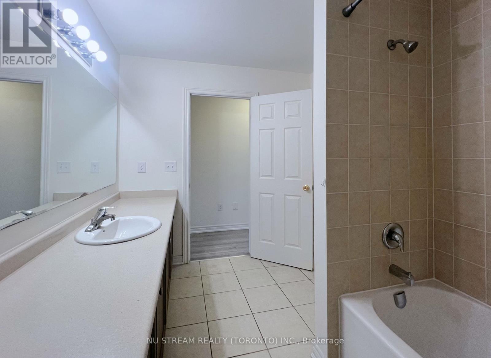 37 Kavanagh Avenue, East Gwillimbury (Sharon), Ontario  L9N 0P6 - Photo 8 - N12995504