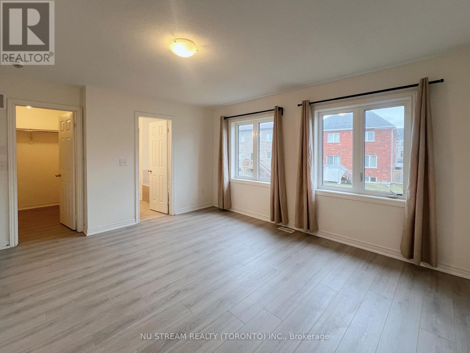 37 Kavanagh Avenue, East Gwillimbury (Sharon), Ontario  L9N 0P6 - Photo 2 - N12995504