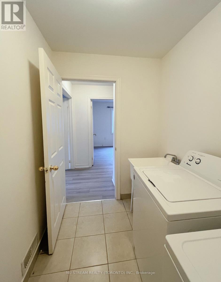 37 Kavanagh Avenue, East Gwillimbury (Sharon), Ontario  L9N 0P6 - Photo 6 - N12995504