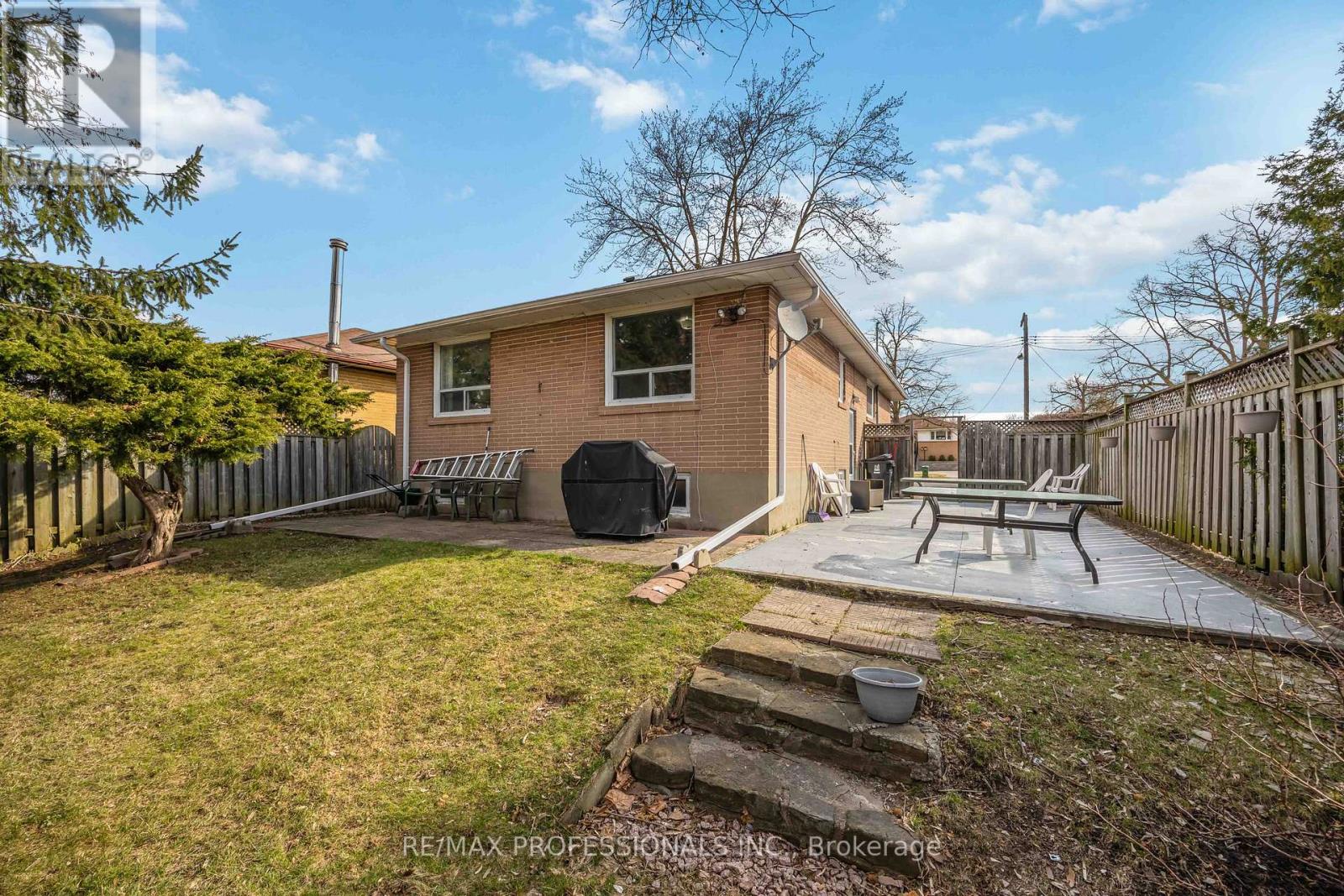 14 Dashwood Crescent, Toronto, Ontario  M9V 2N8 - Photo 21 - W12995082