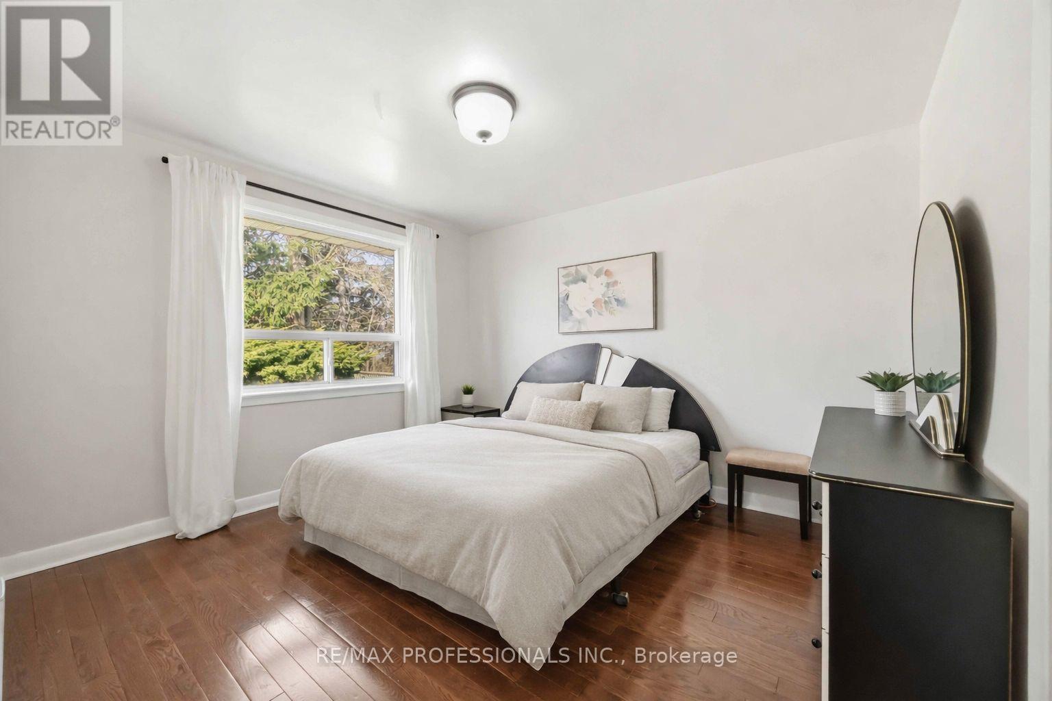 14 Dashwood Crescent, Toronto, Ontario  M9V 2N8 - Photo 10 - W12995082