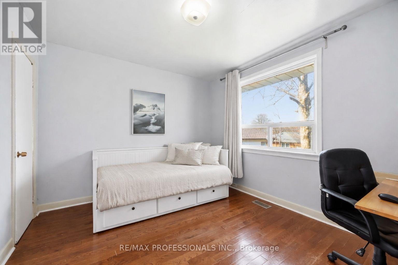 14 Dashwood Crescent, Toronto, Ontario  M9V 2N8 - Photo 11 - W12995082