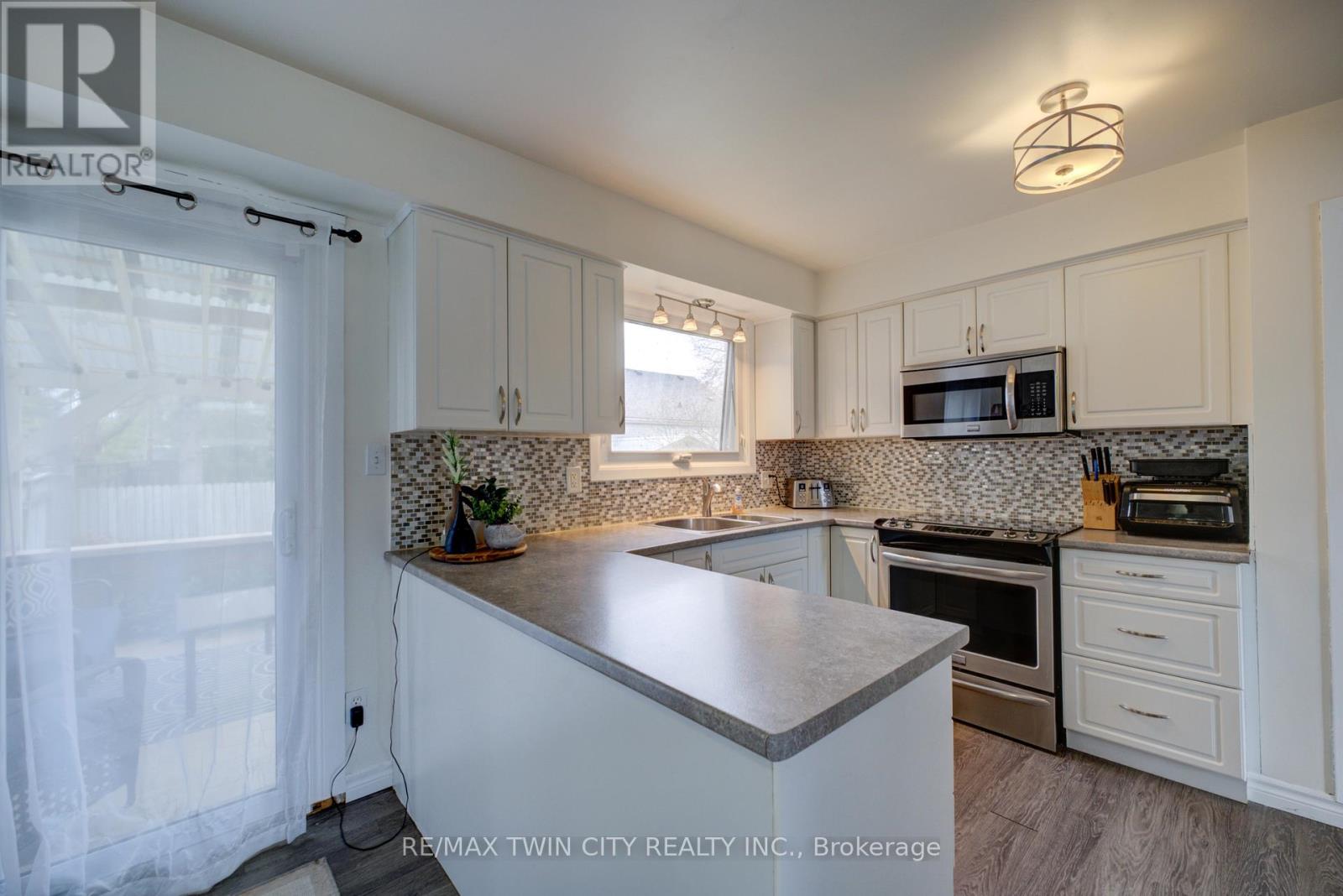 B - 32 Morley Avenue, Brantford, Ontario  N3S 7A9 - Photo 9 - X12995812