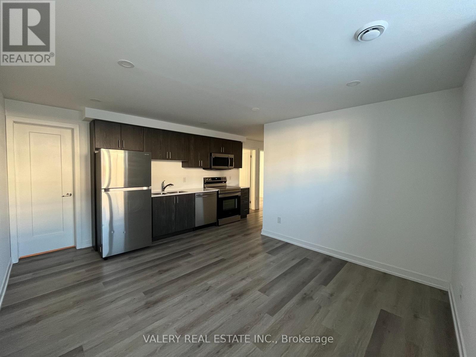 514 - 4263 Fourth Avenue, Niagara Falls, Ontario  L2E 0C2 - Photo 2 - X12995820