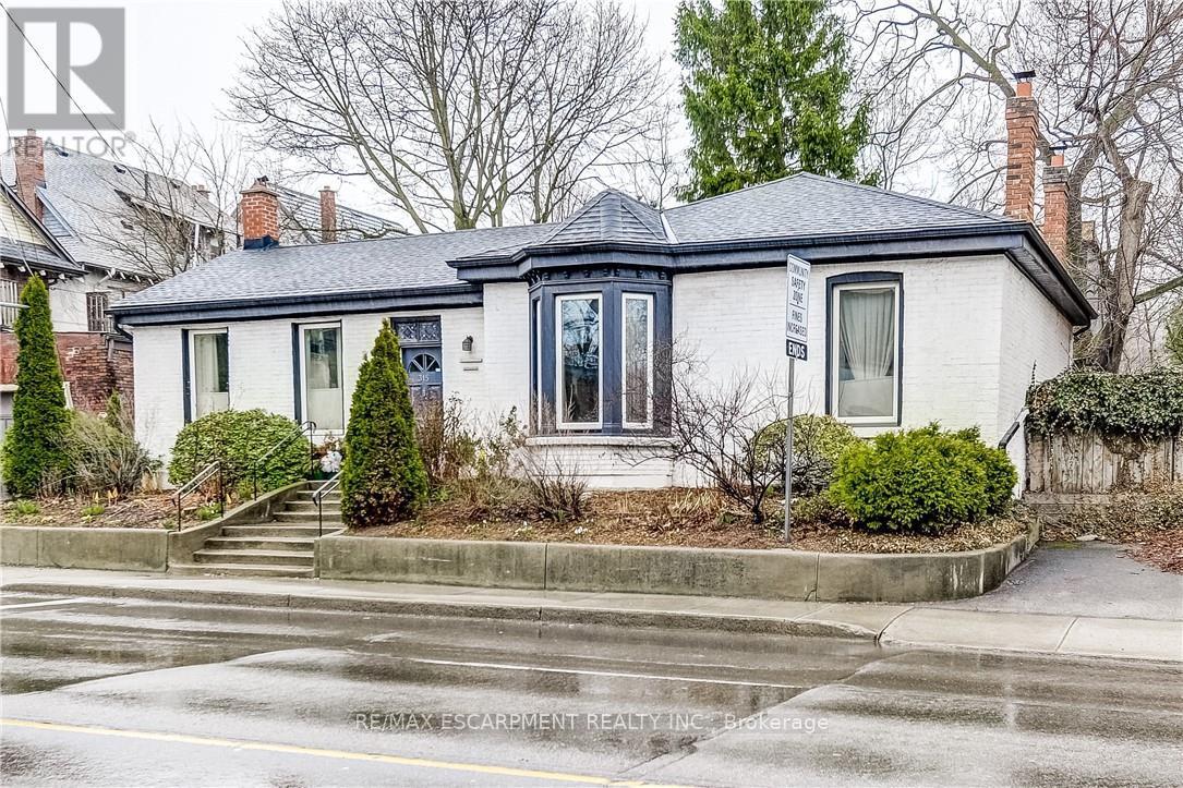315 Aberdeen Street, Hamilton, Ontario  L8P 2R6 - Photo 2 - X12995894