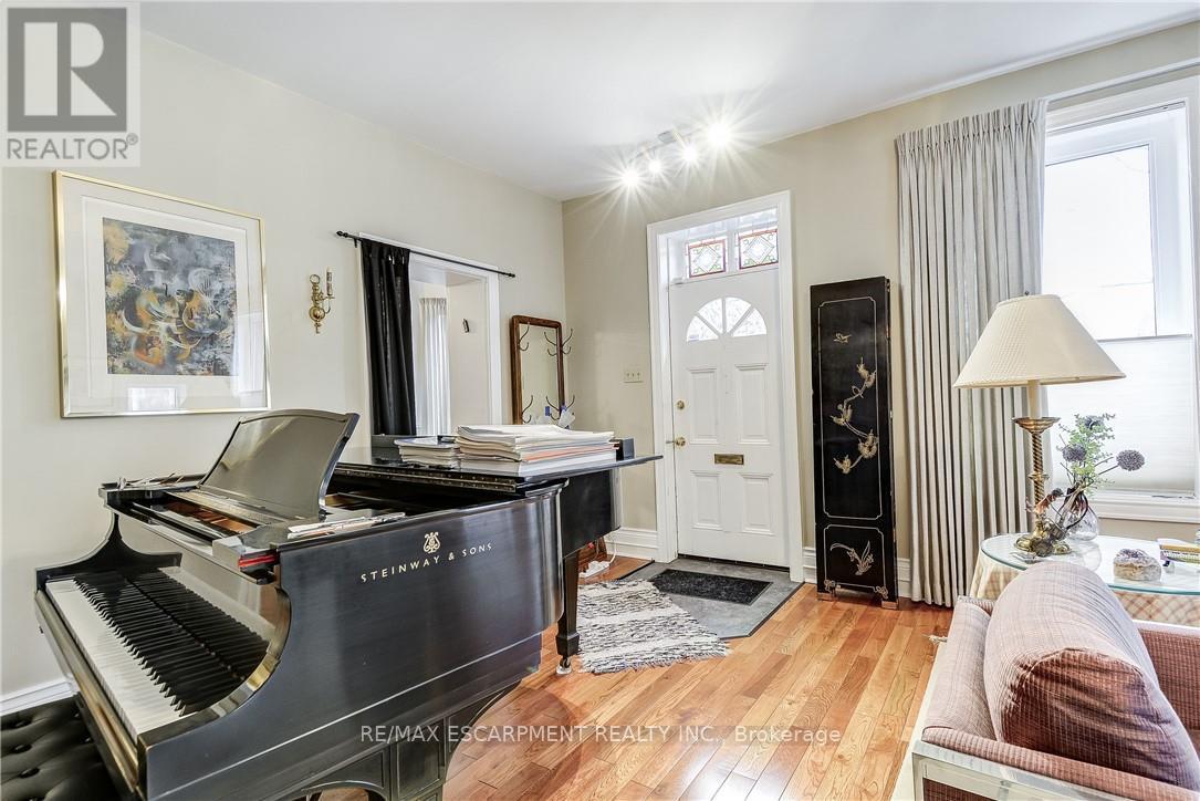 315 Aberdeen Street, Hamilton, Ontario  L8P 2R6 - Photo 6 - X12995894