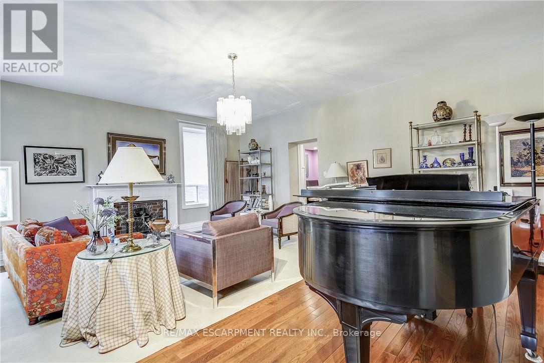 315 Aberdeen Street, Hamilton, Ontario  L8P 2R6 - Photo 7 - X12995894