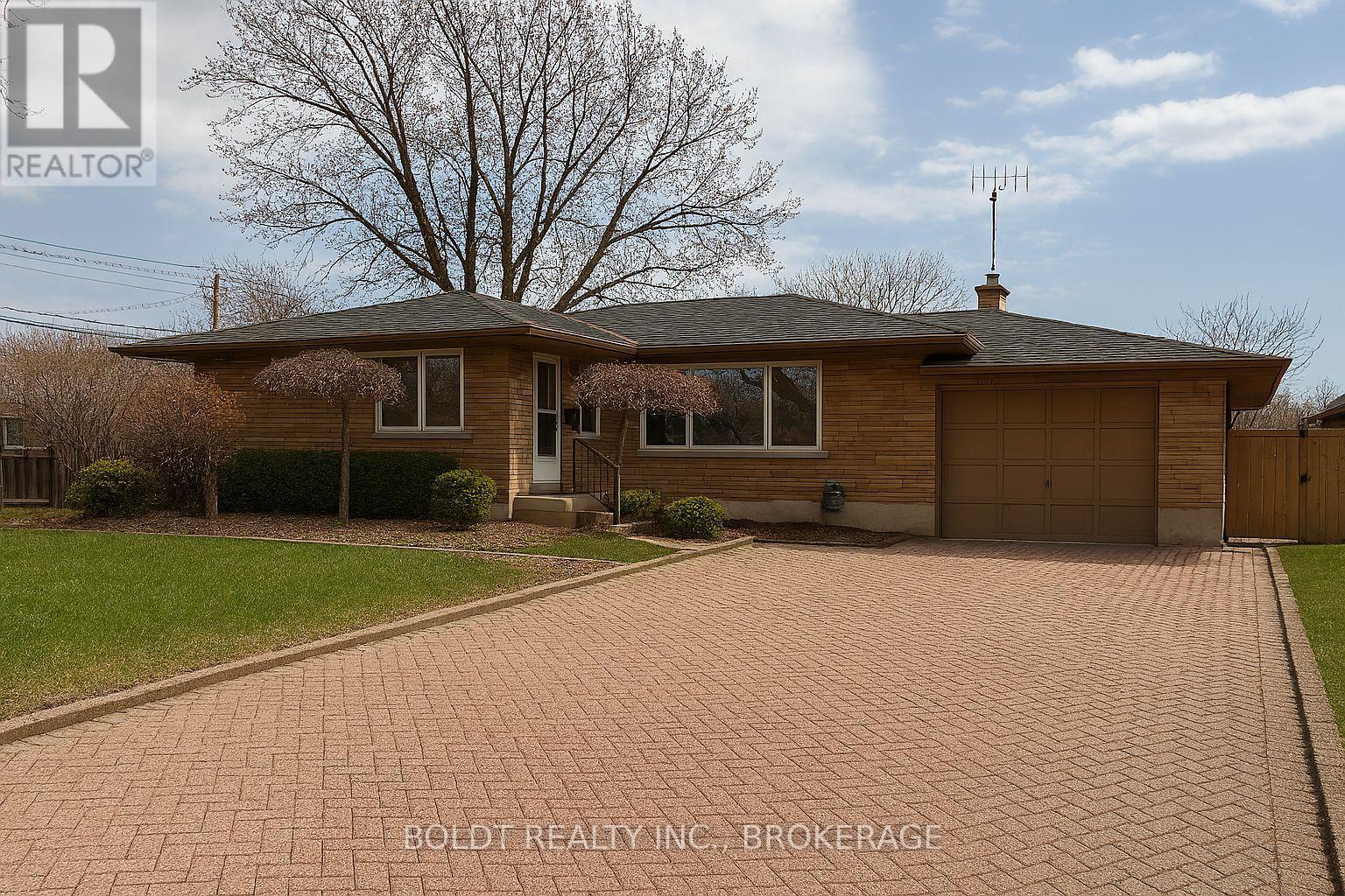 32 OLD OXFORD DRIVE, St. Catharines, Ontario