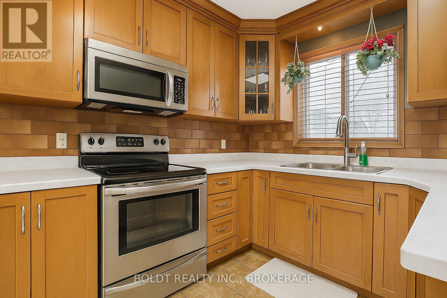 32 Old Oxford Drive, St. Catharines, Ontario  L2M 2K1 - Photo 10 - X12995972